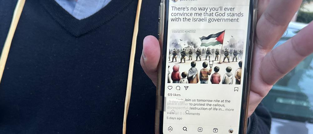 Ein Handyscreen mit israelfeindlichem Beitrag aus den sozialen Medien: Auf dem Bild marschiert eine übermächtige israelische Armee auf eine Gruppe von hilflos aussehenden Kindern zu, dazwischen eine Palästina-Flagge.