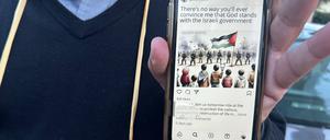 Ein Handyscreen mit israelfeindlichem Beitrag aus den sozialen Medien: Auf dem Bild marschiert eine übermächtige israelische Armee auf eine Gruppe von hilflos aussehenden Kindern zu, dazwischen eine Palästina-Flagge.
