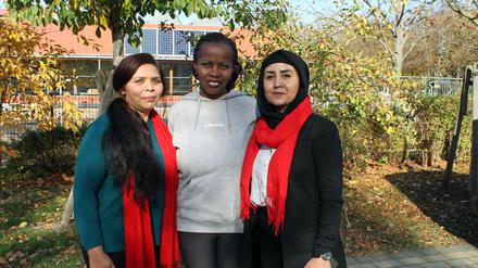 Die Stadtteilmütter Zehra Shah (v.l.), Nadine Katabogama und Reyhane Ahmadi - drei Frauen mit Migrationshintergrund, die sich um Familien aus ähnlichen Kulturkreisen kümmern.