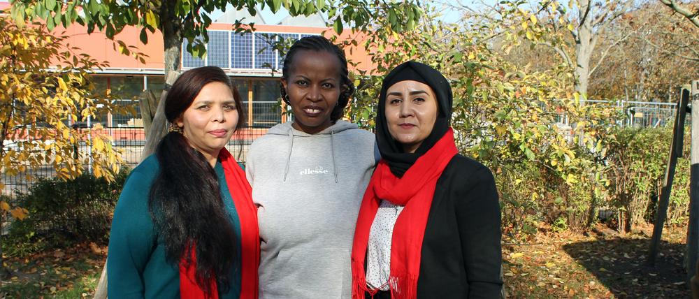 Die Stadtteilmütter Zehra Shah (v.l.), Nadine Katabogama und Reyhane Ahmadi - drei Frauen mit Migrationshintergrund, die sich um Familien aus ähnlichen Kulturkreisen kümmern.