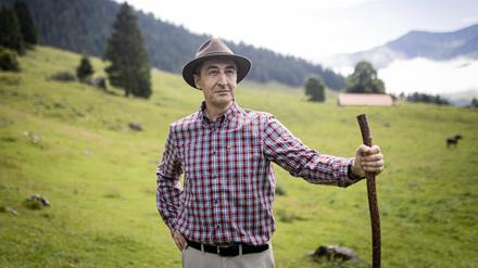 Stock und Hut stehn ihm gut: Cem Özdemir beim Wandern.