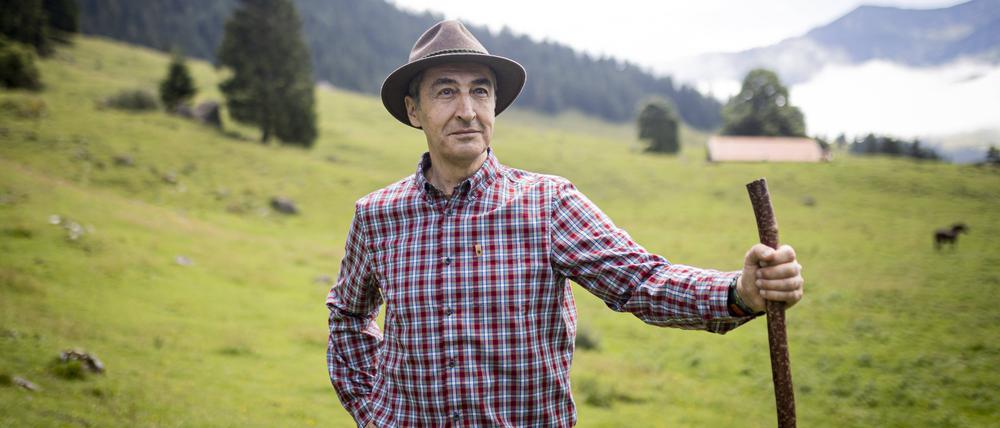 Stock und Hut stehn ihm gut: Cem Özdemir beim Wandern.