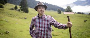 Stock und Hut stehn ihm gut: Cem Özdemir beim Wandern.