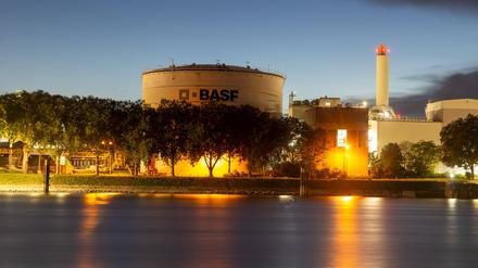 Abendaufnahme von der BASF in Ludwigshafen mit dem Rhein im Vordergrund 
