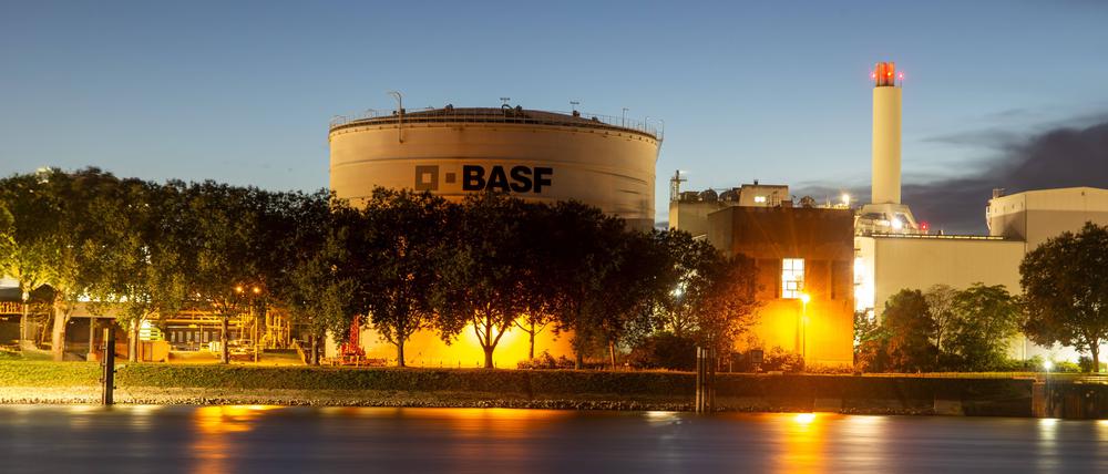 Abendaufnahme von der BASF in Ludwigshafen mit dem Rhein im Vordergrund 