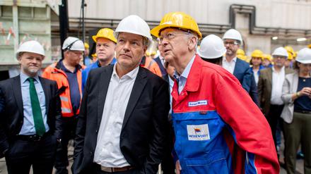 Wirtschaftsminister Robert Habeck (Bündnis 90/Die Grünen, l) spricht in einer Werkshalle der Meyer Werft mit Bernard Meyer, bisheriger Inhaber der Meyer Werft.