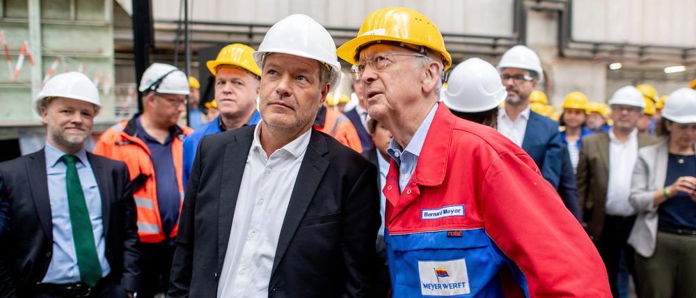 Wirtschaftsminister Robert Habeck (Bündnis 90/Die Grünen, l) spricht in einer Werkshalle der Meyer Werft mit Bernard Meyer, bisheriger Inhaber der Meyer Werft.