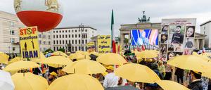 Protest von Exil-Iranern vor dem Brandenburger Tor Mitte Oktober