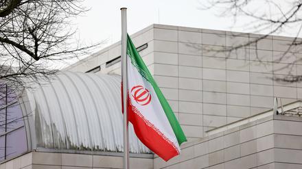 Die Iranische Flagge weht im Wind vor der Botschaft der Islamischen Republik Iran. Im Iran ist der Deutsch-Iraner Djamshid Sharmahd trotz internationaler Kritik an dem Todesurteil wegen Terrorvorwürfen hingerichtet worden. 
