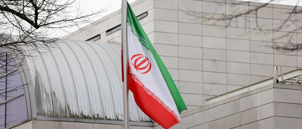 Die Iranische Flagge weht im Wind vor der Botschaft der Islamischen Republik Iran. Im Iran ist der Deutsch-Iraner Djamshid Sharmahd trotz internationaler Kritik an dem Todesurteil wegen Terrorvorwürfen hingerichtet worden. 