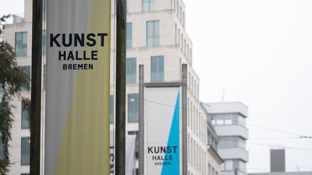 Vor dem Gebäude der Kunsthalle Bremen. 