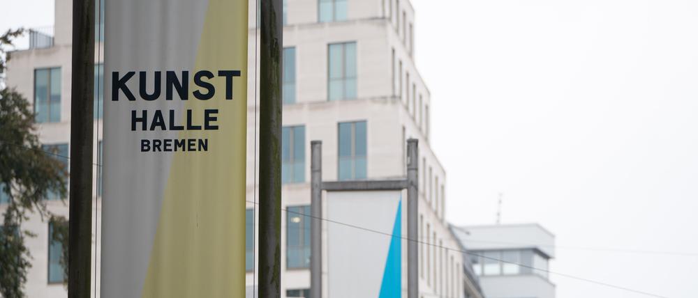 Vor dem Gebäude der Kunsthalle Bremen.