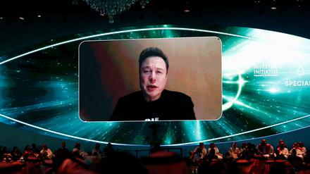 Tesla CEO and X-Eigentümer Elon Musk lässt sich bei der Future Investment Initiative im saudiarabischen Riyadh virtuell zuschalten (Oktober 2024).