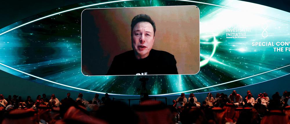 Tesla CEO and X-Eigentümer Elon Musk lässt sich bei der Future Investment Initiative im saudiarabischen Riyadh virtuell zuschalten (Oktober 2024).