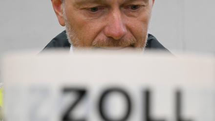 Bundesfinanzminister Christian Lindner (FDP) informiert sich beim Besuch des Frankfurter Flughafens über die Arbeit des Zolls. (Archivbild)