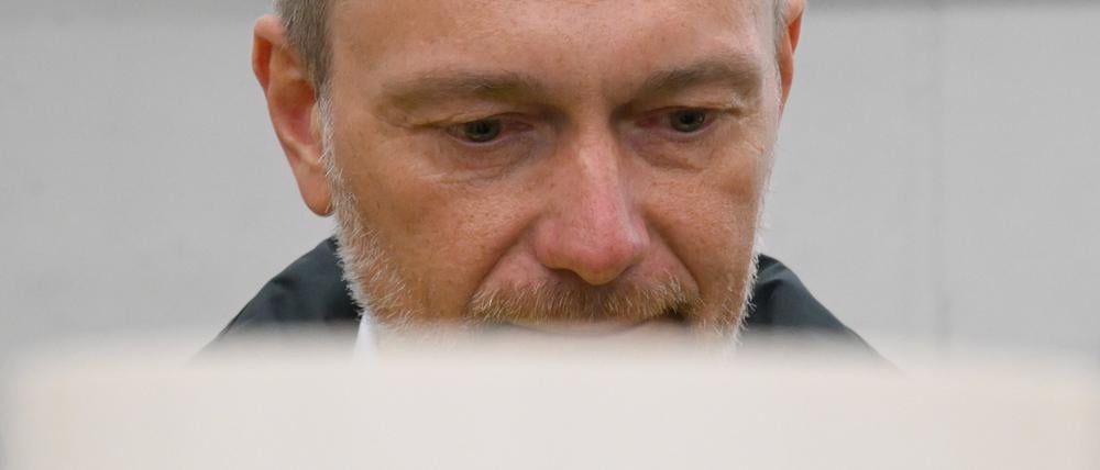 Bundesfinanzminister Christian Lindner (FDP) informiert sich beim Besuch des Frankfurter Flughafens über die Arbeit des Zolls. (Archivbild)