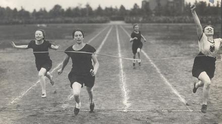 Lilli Henoch (2. v. l.) war eine prägende Figur für die Frauen in der Leichtathletik. 