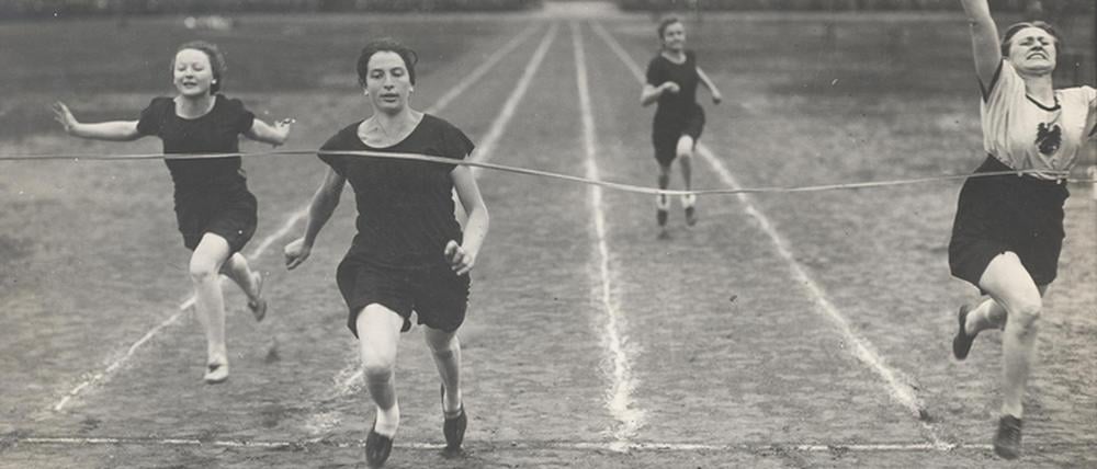 Lilli Henoch (2. v. l.) war eine prägende Figur für die Frauen in der Leichtathletik.