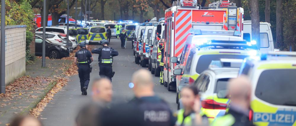 Spezialeinheiten und Rettungskräfte sind aufgrund eines Alarms an einer Kölner Gesamtschule im Einsatz.