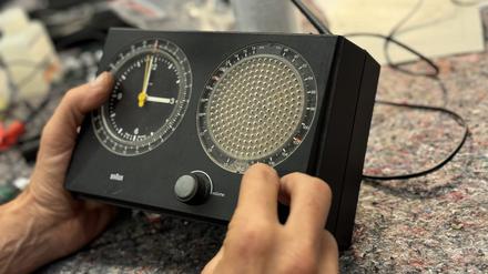 Reparatur eines 40 Jahre alten Radioweckers von Braun im Reparaturcafé Mekki in Steglitz