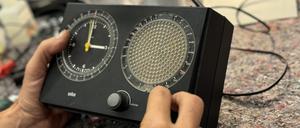 Reparatur eines 40 Jahre alten Radioweckers von Braun im Reparaturcafé Mekki in Steglitz