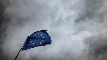 Die Flagge der Europäischen Union weht vor dem Gebäudes des Europäischen Parlaments in Straßburg im Wind.  