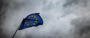 Die Flagge der Europäischen Union weht vor dem Gebäudes des Europäischen Parlaments in Straßburg im Wind.