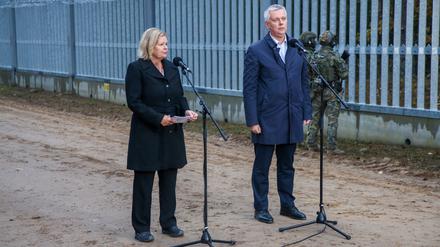 Nancy Faeser (l), Innenministerin von Deutschland, und Tomasz Siemoniak (r), Innen- und Verwaltungsminister von Polen, nehmen an einer Pressekonferenz zur Sicherung der polnisch-belarusischen Grenze teil.