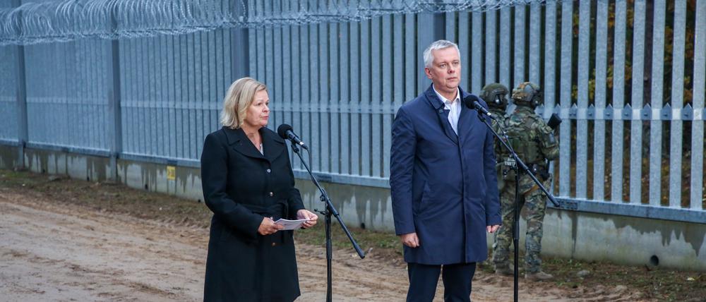Nancy Faeser (l), Innenministerin von Deutschland, und Tomasz Siemoniak (r), Innen- und Verwaltungsminister von Polen, nehmen an einer Pressekonferenz zur Sicherung der polnisch-belarusischen Grenze teil.