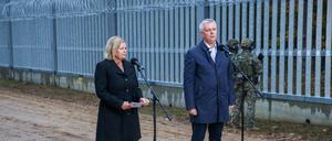 Nancy Faeser (l), Innenministerin von Deutschland, und Tomasz Siemoniak (r), Innen- und Verwaltungsminister von Polen, nehmen an einer Pressekonferenz zur Sicherung der polnisch-belarusischen Grenze teil.