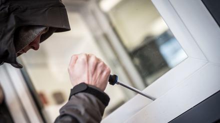 Fenster (vor allem gekippte) sind ein beliebter Angriffspunkt für Einbrecher.