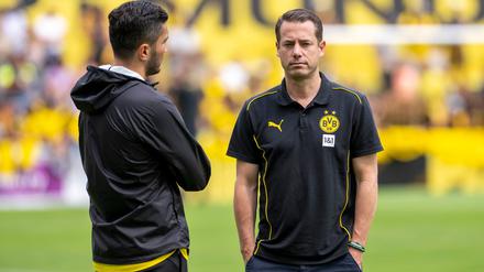 BVB-Boss Lars Ricken diskutiert nicht über Trainer Nuri Sahin (links)