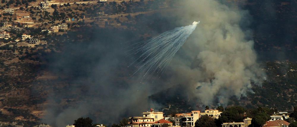 Israel und die Hisbollah liefern sich seit einem Jahr Beschuss - die Hisbollah nach eigener Darstellung aus Solidarität mit der Hamas, die Israel angegriffen hatte und gegen die Israel seitdem Krieg im Gazastreifen führt.