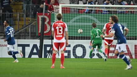 Berlins Torwart Frederik Rönnow (M) kann den Schuss zum 1:0 durch Bielefelds Marius Wörl nicht halten.