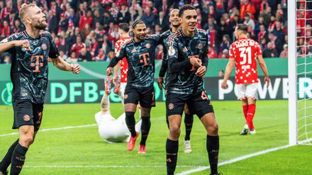 Souverän wandert Bayern München ins Pokal-Achtelfinale.