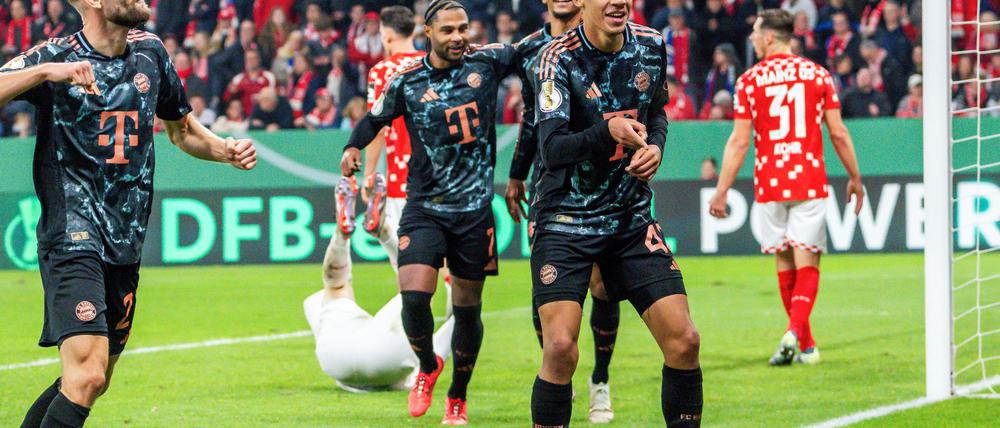 Souverän wandert Bayern München ins Pokal-Achtelfinale.