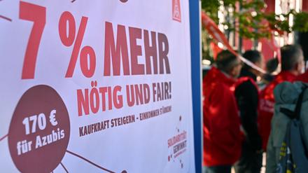 Sieben Prozent mehr Geld und eine Anhebung der Ausbildungsvergütungen um 170 Euro fordert die IG Metall. (Archivbild) 