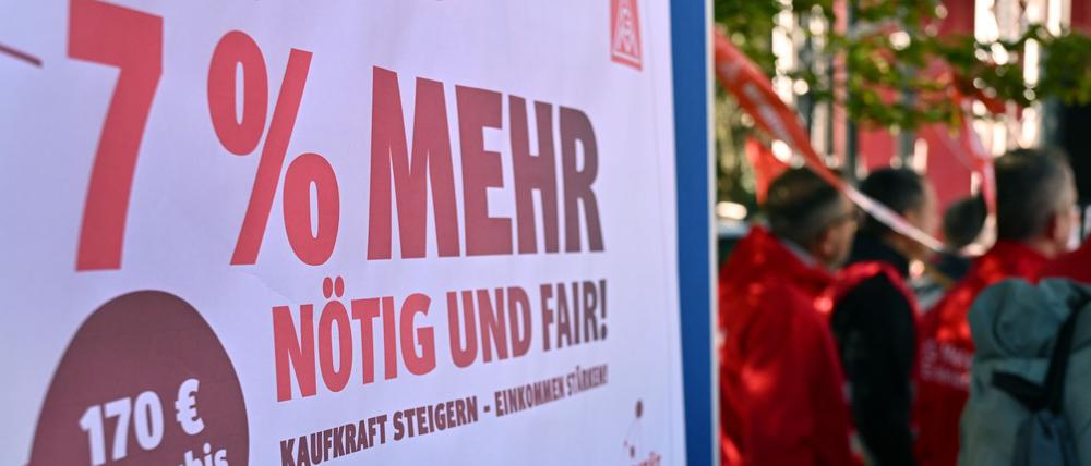 Sieben Prozent mehr Geld und eine Anhebung der Ausbildungsvergütungen um 170 Euro fordert die IG Metall. (Archivbild)