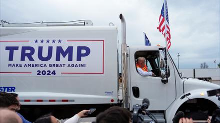 Die Idee für den Auftritt mit dem Müllwagen sei nach Bidens Äußerung gekommen, sagte Trump.