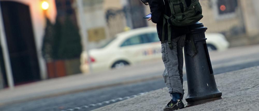 In Brandenburg haben im vergangenen Jahr tausende Schüler regelmäßig den Unterricht geschwänzt. (Symbolbild)