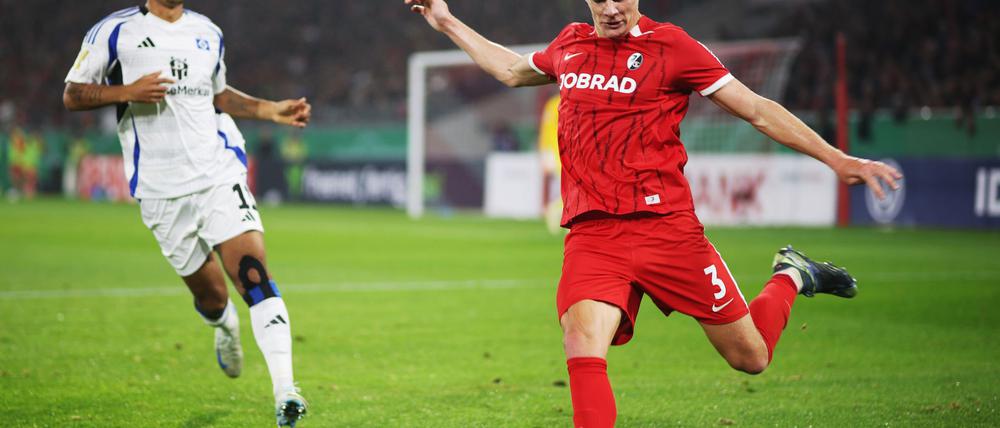 Philipp Lienhart (r.) und der SC Freiburg stehen im Achtelfinale des DFB-Pokals.