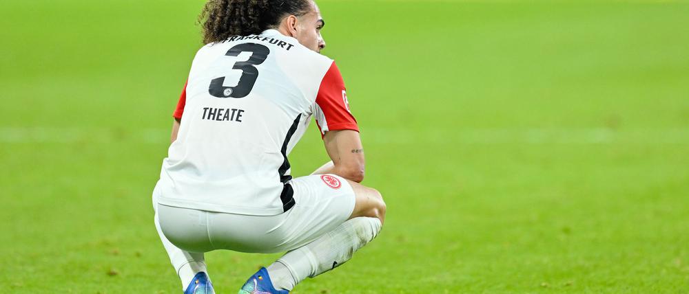 Frankfurts Arthur Theate wurde im Pokalspiel gegen Mönchengladbach erneut vom Platz gestellt.