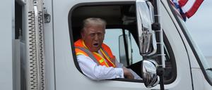 Der republikanische Präsidentschaftskandidat und ehemalige US-Präsident Donald Trump spricht zu Reportern, während er in einem Müllwagen sitzt.