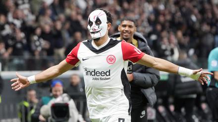Frankfurts Omar Marmoush zog sich für seinen Jubel eine Halloween-Maske auf.