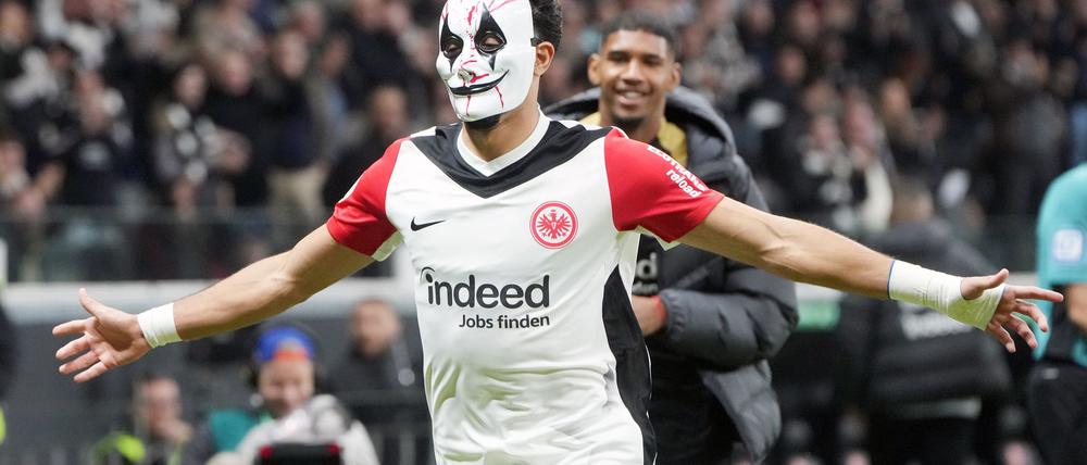Frankfurts Omar Marmoush zog sich für seinen Jubel eine Halloween-Maske auf.