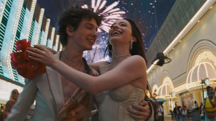Mikey Madison (rechts) spielt im gleichnamigen Film Anora, Mark Eydelshteyn ist Ivan.