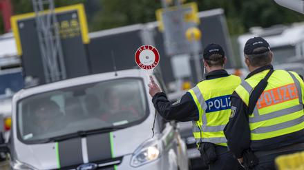 Polizisten kontrollieren am Grenzübergang Kiefersfelden den aus Österreich kommenden Verkehr (Symbolbild).