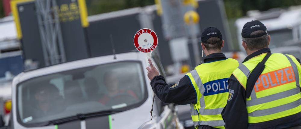 Polizisten kontrollieren am Grenzübergang Kiefersfelden den aus Österreich kommenden Verkehr (Symbolbild).