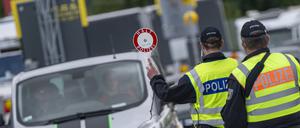 Polizisten kontrollieren am Grenzübergang Kiefersfelden den aus Österreich kommenden Verkehr (Symbolbild).