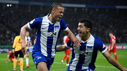 Derry Scherhant bejubelt sein 1:0 gegen Ibrahim Maza.